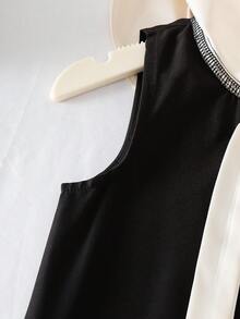 SHEIN 这款女童无袖连衣裙采用超大白色彼得潘领和蝴蝶结装饰，领口饰有珍珠纽扣，简约设计兼具可爱与优雅，适合夏季参加派对、聚会等轻度正式场合。 - 黑色 - 查看 8