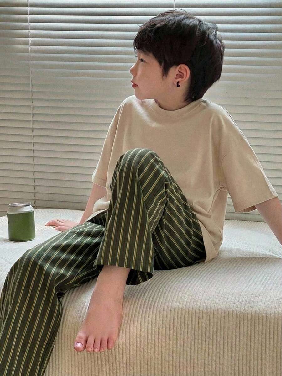 Dazy Kids Bộ 2 món cho bé trai: Áo thun cổ tròn tay ngắn và quần kẻ caro, thích hợp mặc mùa xuân/hè. - Màu be - Xem 1
