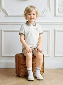 Souflis Souflis Ținută din 2 piese pentru băieți mici, include top cu guler polo și mânecă scurtă și pantaloni scurți asortați. Topul are design brodat, guler și manșete cu nervuri pentru un aspect rafinat. Pantalonii scurți din material texturat adaugă o senzație tactilă, perfecți pentru ieșirile de vară ale copiilor mici. - Multicolor - Vizualizare 5