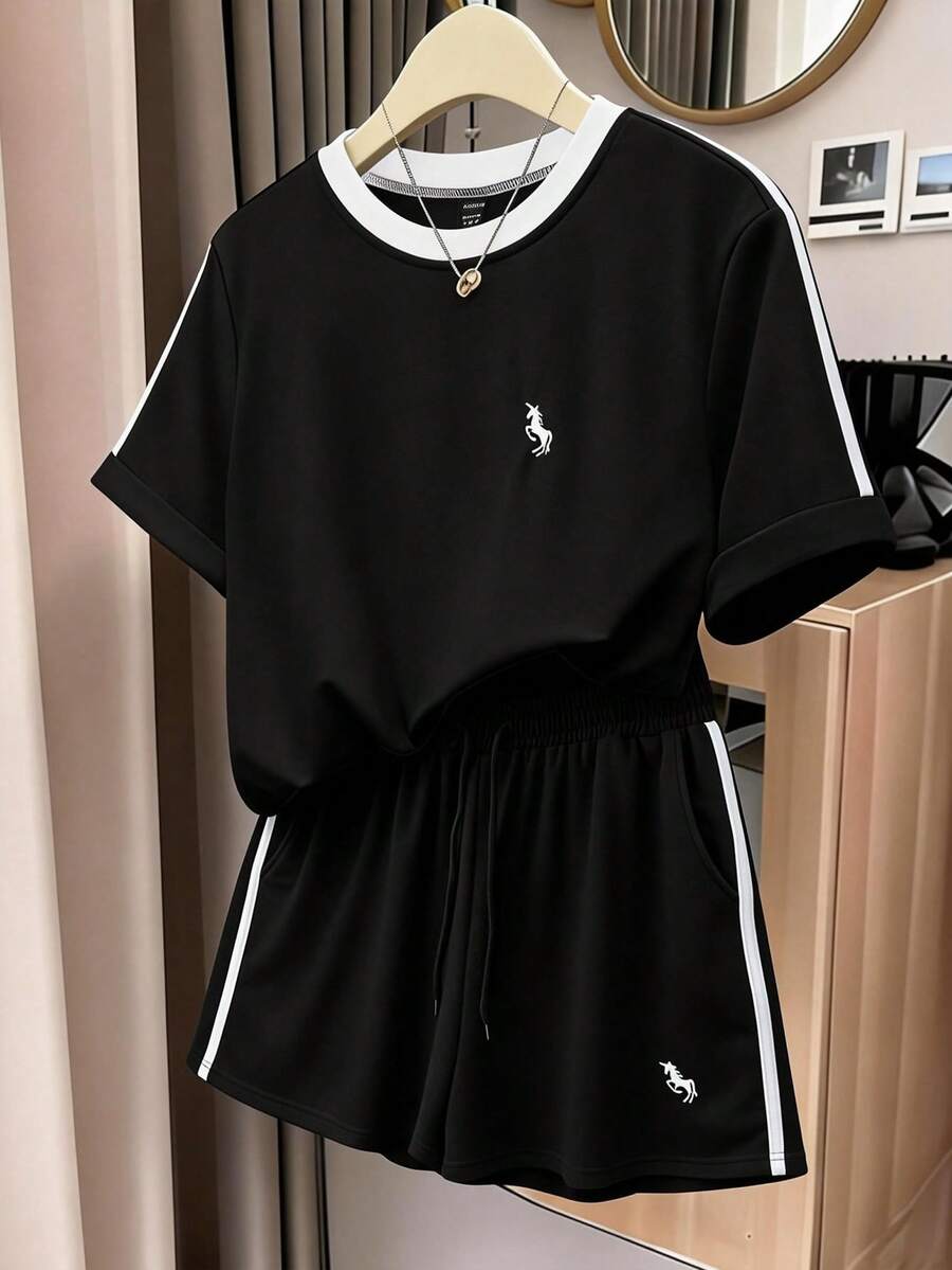 SHEIN CURVE+ 大码撞色圆领短袖短裤运动套装休闲两件套女式短袖短裤套装运动短裤短袖上衣 - 黑色 - 查看 1