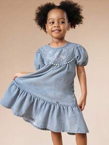 SUMWON Mädchen Chambray Besticktes Blumen Puffärmel Empire Taille Gestufte Midi Kleid mit weißen Randdetails für Lässig und Urlaub - Helle Waschung - Übersicht 4