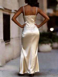 Franclia 女士优雅夏季缎面吊带连衣裙，优雅知性长裙，侧开衩设计，金属装饰，深V领，腰部褶皱，适合春夏秋三季穿着，可搭配外套，适合约会、度假、节日、情人节等场合。其他相关款式包括：性感优雅香槟色晚礼服、金色礼服、高贵优雅缎面连衣裙、香槟色正式晚礼服、度假邮轮晚礼服、沙滩婚礼礼服、新娘礼服、优雅经典女士派对礼服、特殊场合精美礼服、正式女士礼服、优雅舞会礼服、开衩正式礼服等。 - 杏色 - 查看 5
