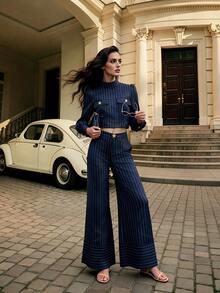 Anewsta Conjunto de 2 piezas para mujer compuesto por una blusa de manga larga con cuello mao y bolsillo, y pantalones rectos con ligera campana, ambos con diseño de rayas, en estilo minimalista moderno francés - Azul Marino - Ver 7