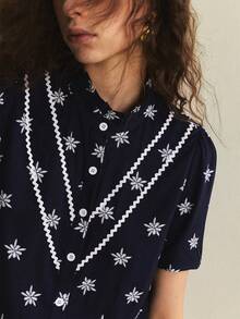 Écloséra Blouse à manches courtes avec encolure ronde, ornée de fleurs, avec volants sur les manches, Chemise boutonnée imprimée bleu marine - Bleu marine - Voir 2