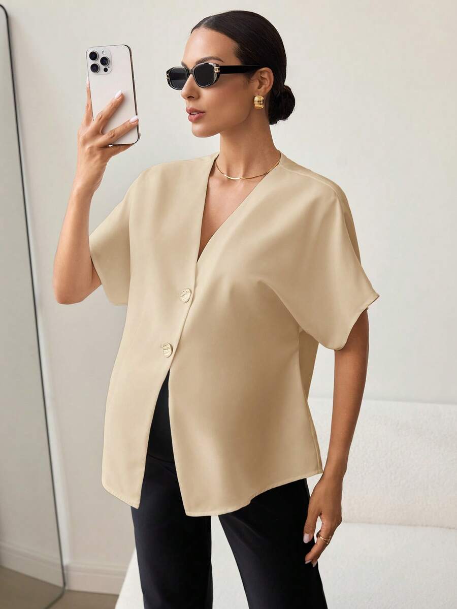 MaterniWear 夏季孕妇装 工作服 孕妇工作套装 孕妇工作上衣 优雅孕妇上衣,卡其色撞色孕妇上衣,配金属纽扣,适合通勤和外出。孕妇纯色V领蝙蝠袖短袖纽扣休闲衬衫,经典百搭款式,优雅上衣,女士衬衫,优雅商务休闲上衣,纯色上衣,不对称衬衫,经典上衣,商务休闲上衣,女士真丝上衣,女士上衣,优雅衬衫,女士优雅上衣,女士V领衬衫,经典上衣,女士衬衫,休闲现代时尚上衣,女士办公室上衣,女士上衣,优雅女士上衣和衬衫,工作衬衫,职业装,女士工作服,女士,女士优雅套装,女士工作上衣,女士夏季衬衫,带纽扣衬衫 - 卡其色 - 查看 1