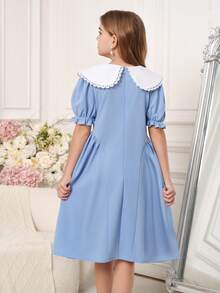 Pitira Abito elegante e casual da ragazza tween per occasioni speciali, con colletto Peter Pan, maniche a sbuffo, orlo arricciato, dettaglio fiocco, colore blu, adatto per /estate, uso all'aperto e occasioni di festa. Abiti eleganti da ragazza con colletto. - Blu e Bianco - Visualizzare 2