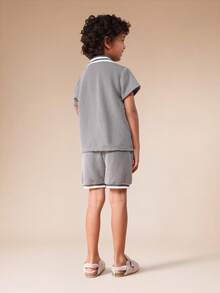 SUMWON Set coordinato casual da ragazzo con camicia a maniche corte a righe con colletto e pantaloncini abbinati, con chiusura a bottoni - Grigio - Visualizzare 2