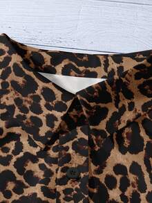 SHEIN CURVE+ 1 chiếc áo thun nữ cỡ lớn in họa tiết da báo, kiểu dáng rộng rãi, cổ chữ V, chất liệu vải in họa tiết da báo. Áo thun in họa tiết da báo màu nâu, áo thun in họa tiết da báo nữ, áo thun in họa tiết da báo mùa thu. - trắng - Xem 4