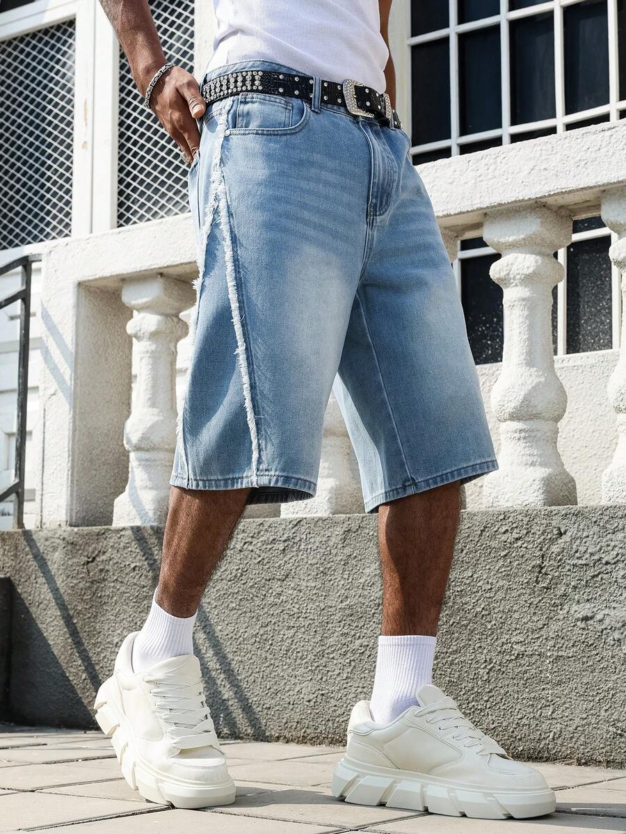 Manfinity EMRG Pantalones cortos de mezclilla azul desgastados con dobladillo deshilachado y diseño de patchwork, moda callejera para hombres - Lavado ligero - Ver 1