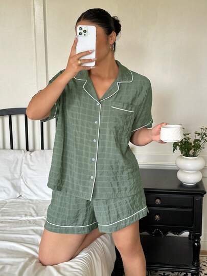 Dazy Plus Bộ đồ ngủ cỡ lớn dành cho nữ, họa tiết kẻ caro, cổ ve áo, tay ngắn, cài một hàng cúc, gồm áo và quần short.