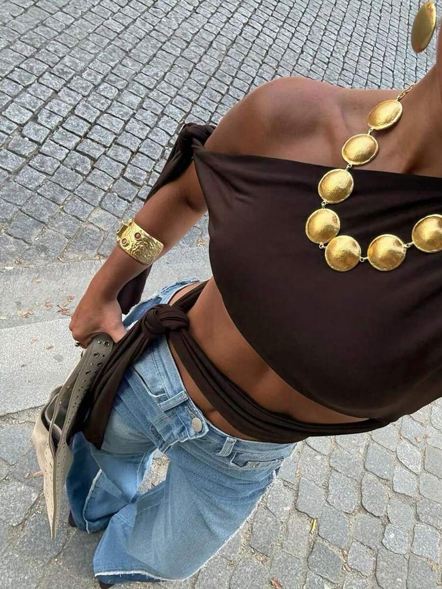Siren Gaze Áo croptop phong cách Mỹ cổ điển màu nâu, vai lệch, có chi tiết buộc dây - Một chiếc áo ngắn thời trang dành cho nữ với thiết kế độc đáo làm nổi bật bờ vai và xương quai xanh. Áo croptop vai lệch màu nâu. - màu nâu - Xem 1