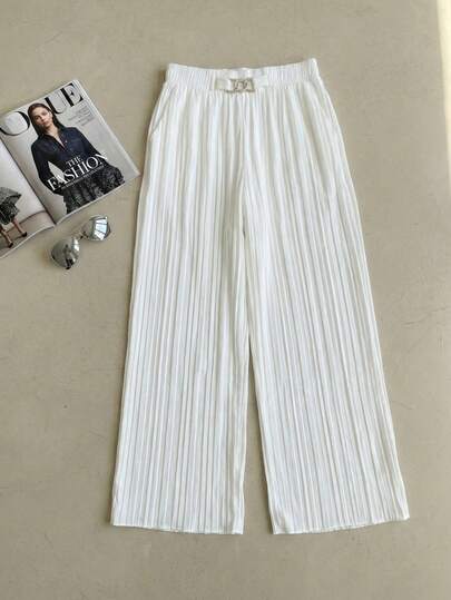 Pantalón de pierna ancha para mujer, estilo playero, casual y elegante. Semitransparente. Sin bolsillos. Tela de poliéster y spandex, apto para temporadas de primavera y verano. Ajuste de cintura natural, hebilla metálica decorativa en la cintura. Textura lisa con ligeros pliegues. Interior muy suave, fresco y ligero con tu piel.