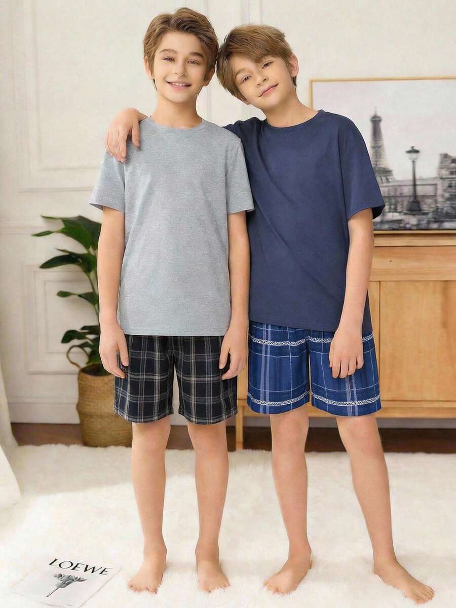 SHEIN 4件套儿童/青少年男童休闲舒适纯色圆领短袖T恤和格子短裤睡衣套装，买二送二，包含蓝色T恤套装、灰色家居服套装和基础款上衣，适合春夏季节、外出、情人节、约会、旅行、度假、家庭聚会、返校、婚礼、晚间活动、运动、生日派对等场合。