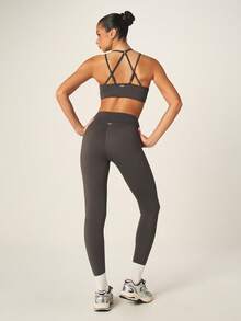 Missguided x Playboy 带有Logo的运动文胸和高腰紧身裤套装，后背交叉绑带，搭配同款印花细节 - 深灰色 - 查看 2