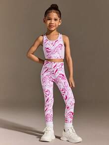 这款粉紫色女童运动套装包含一件印花运动文胸（饰有撞色滚边）和一条配套的高腰紧身裤，采用亮丽的高弹面料制成，适合活力四射的运动，是舞蹈课和游乐场活动的理想之选。 - 紫色 - 查看 2