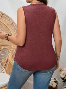 SHEIN LUNE 大码女装夏季休闲度假简约纯色方领褶皱背心 女式休闲上衣 女式上衣 夏季女式上衣 高品质女式上衣 女式休闲衬衫 平价女式上衣 优雅休闲女式衬衫 最新款女式上衣 新款女式休闲上衣 - 酒紅色 - 查看 2