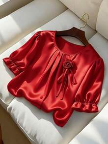 Franclia 2026新款女装：优雅通勤日常浪漫休闲办公百搭褶皱圆领3D立体花卉装饰泡泡袖短袖上衣。缎面面料，红色衬衫。优雅、时尚、休闲、通勤、商务、办公、日常休闲、百搭、都市优雅、情人节、派对、春夏穿着。红色衬衫，优雅女式红色上衣。红色缎面上衣，女士红色衬衫，女士缎面衬衫，玫瑰细节衬衫。 - 紅色 - 查看 3