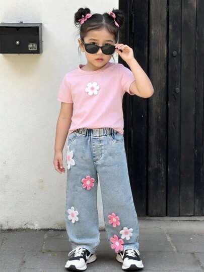 新款两件套女童套装，适合4-7岁女孩，包括碎花短袖上衣和刺绣牛仔长裤，时尚百搭，适合日常休闲、度假、上学、户外活动等场合。