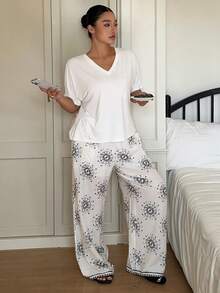 Dazy Plus 大码纯色V领短袖上衣和印花长裤睡衣套装 - 白色 - 查看 4