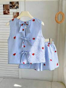SHEIN Conjunto informal de 2 piezas de niña preadolescente para vacaciones, con parte superior de tirantes con volantes y lazo en la espalda, y shorts, con bordado de fresa y rayas azules y blancas - Azul - Ver 4