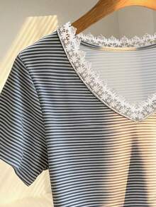 Resyla 时尚简约女士修身V领蕾丝领T恤，送朋友的礼物 - 白色 - 查看 3