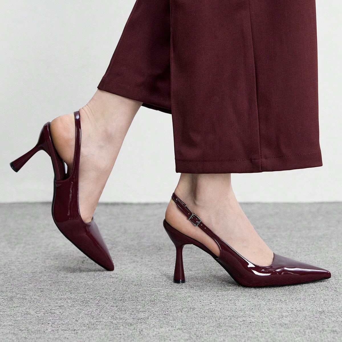 Zapatos de mujer de tacón stiletto puntiagudo de color burdeos, de moda, básicos, versátiles y apropiados para el trabajo y las compras. Zapatos de