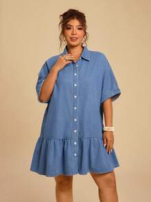 SHEIN TRVLCHIC Đầm sơ mi denim dáng suông tay ngắn cài một hàng khuy dành cho nữ cỡ lớn, có bèo nhún, kiểu dáng thường ngày. - Rửa trung bình - Xem 5