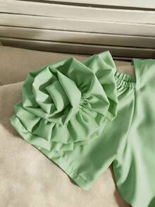 SHEIN Blusa de un solo pecho con hombros descubiertos, manga corta y decoración floral 3D de unicolor para niña preadolescente - Verde - Ver 4