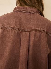 Aralina Áo sơ mi denim tay ngắn màu xuân, trang phục mùa hè cho nữ, quần áo kiểu phương Tây cho nữ, dáng rộng thoải mái, chất liệu denim mềm mại, viền thô, hai túi, phong cách đường phố, chi tiết cúc phía trước, áo cơ bản. - Gỗ đỏ - Xem 4