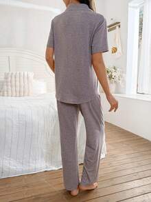 SHEIN Set de ropa de estar en casa de maternidad con bordado de letras y ribete de contraste en las mangas cortas - Caqui - Ver 2