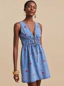 Travachic 女士性感无袖V领樱桃刺绣系带牛仔连衣裙 - 淺色水洗藍 - 查看 5