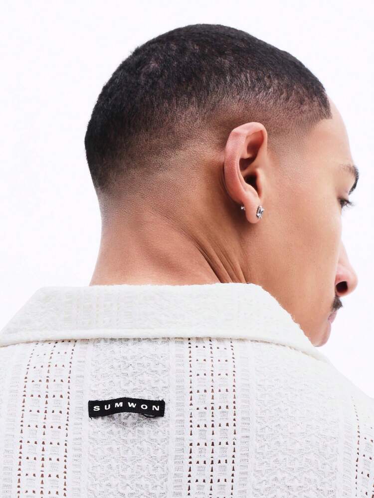 Polo de malha texturizada com listras verticais