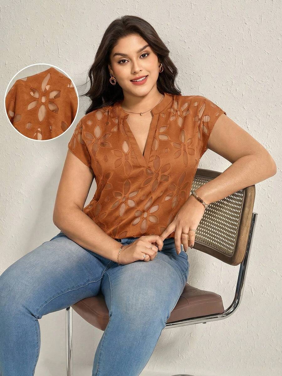 Comfylo Blouse à manches courtes col V avec broderie florale pour femmes grandes tailles - Tabac - Voir 1