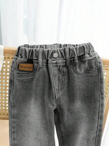 SHEIN Playful Pals Denimly 春夏新款男童浅蓝色牛仔宽松弹力腰裤，舒适易穿，搭配简约T恤或衬衫，打造休闲时尚造型，另有卡通图案可选，增添活泼气息，适合日常穿着，如上学、户外活动、旅行、家庭活动、聚会等。 - 灰色 - 查看 4