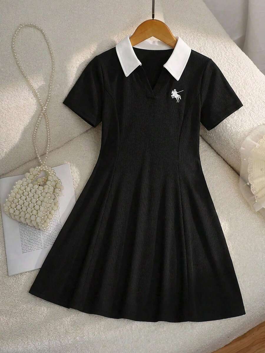 SHEIN 优雅黑白束腰Polo衫连衣裙，适合少女穿着，休闲百搭，适合度假、上学、日常穿着，春夏皆宜。黑色连衣裙，优雅连衣裙，女童Polo衫连衣裙，女童翻领连衣裙 - 黑色 - 查看 1