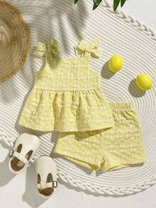 SHEIN Playful Pals 2件套女婴幼儿/新生儿0-3岁春夏休闲日常可爱度假条纹蝴蝶结装饰吊带背心+短裤套装 - 黃色 - 查看 1
