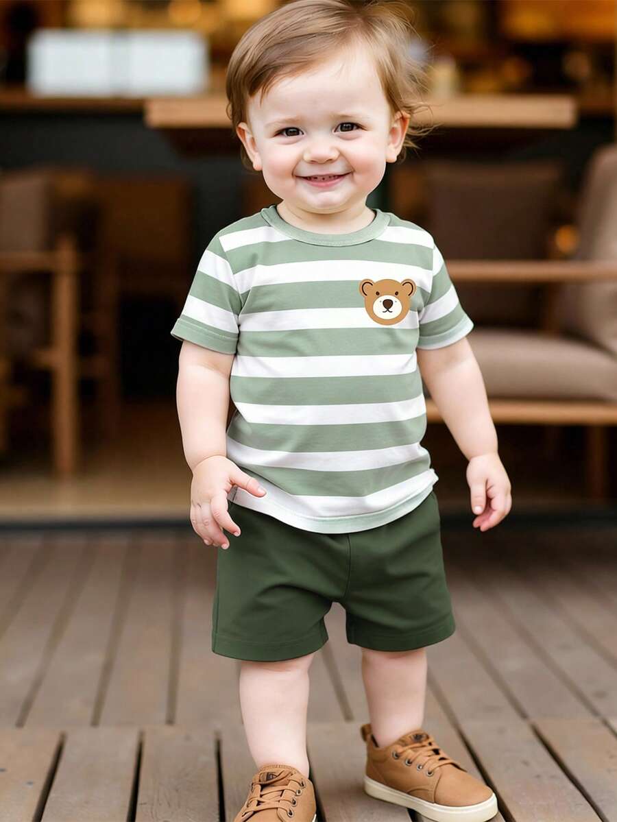 SHEIN Playful Pals Set de 2 piezas de camiseta de manga corta con cuello redondo y estampado de oso y rayas + pantalones cortos azul marino para bebé niño, adecuado para salidas en verano - Multicolor - Ver 1