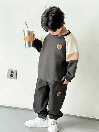 SHEIN 两件套儿童男童休闲针织拼接圆领长袖卫衣和长裤套装，舒适百搭，适合通勤、上学、日常休闲穿着，也适合生日派对、晚宴、婚礼、洗礼、返校等场合，适合秋冬季节，加绒加厚。