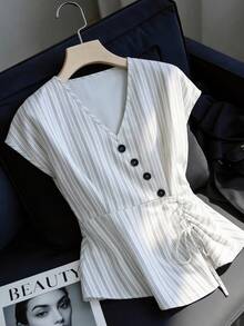GlowEve Chemise élégante et décontractée pour femmes avec col en V, rayures et décoration de boutons, épaules larges et ourlet à volants - Nude - Voir 1