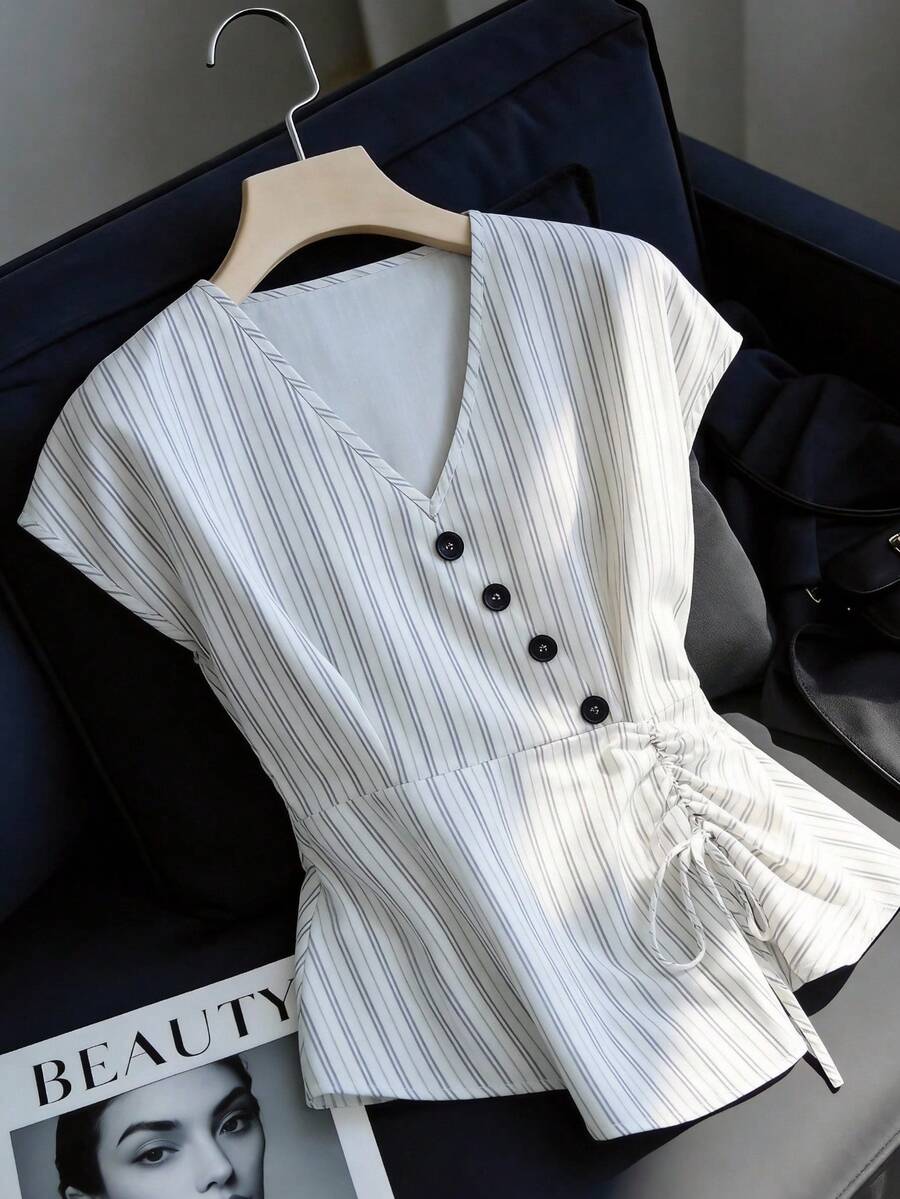 GlowEve Chemise élégante et décontractée pour femmes avec col en V, rayures et décoration de boutons, épaules larges et ourlet à volants - Nude - Voir 1