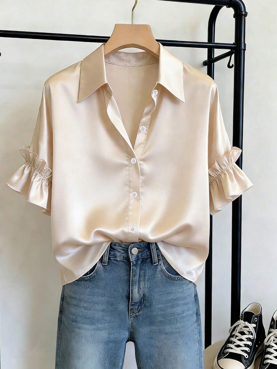 Franclia 香槟色缎面翻领单排扣短袖衬衫，法式荷叶边花瓣袖宽松修身衬衫，轻盈奢华丝滑垂坠休闲夏季约会装，荷叶边袖衬衫，奶油色衬衫，纽扣衬衫，真丝衬衫，荷叶边衬衫，可爱衬衫，珍珠衬衫，女士衬衫，女士上衣和衬衫，职业衬衫，夏季女士衬衫，女士休闲装 - 杏色 - 查看 1