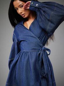 NYA SZN 女士V领打结腰部褶皱休闲日常度假牛仔连衣裙 - 深色水洗藍 - 查看 3
