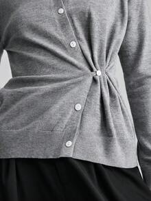 Ontre Áo khoác cardigan nữ 2026ss màu xám nhạt, thoải mái, thoáng khí, chất liệu thân thiện với da, dáng ôm, vai hơi trễ, tay dài, thiết kế cài nút phía trước, cổ áo bất đối xứng, phong cách thời trang đô thị hiện đại, trang phục công sở thường ngày, phong cách cổ điển tinh tế, phù hợp cho người đi làm, đi du lịch biển, dự đám cưới ở Trung Đông, cảm giác sang trọng tối giản, áo cardigan nhẹ đa năng, thiết kế đặc biệt cho ngày Valentine, cao cấp, thanh lịch, trang phục du lịch cổ điển cho khách dự đám cưới. - Xám - Xem 4