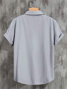 Manfinity Homme 男士休闲前扣口袋纯棉短袖衬衫，夏季日常度假穿着 - 淺灰色 - 查看 2
