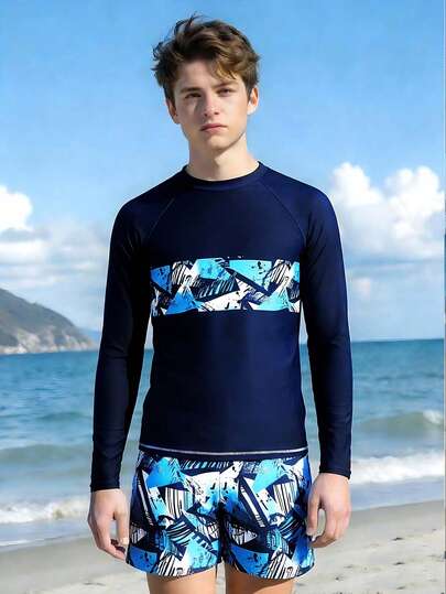 SHEIN Conjunto de traje de baño de 2 piezas para niño preadolescente con camiseta de manga larga con cuello redondo y estampado de palmeras y letras, y pantalones cortos ajustados, adecuado para verano, juegos al aire libre, playa, natación