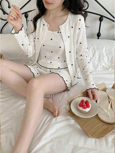 Bộ đồ mặc nhà 3 món cho bé gái tuổi teen, màu đen in hình trái tim, có thể mặc hai mặt, chất liệu nỉ, gồm áo hai dây, áo khoác cổ tròn có dây rút và quần short.