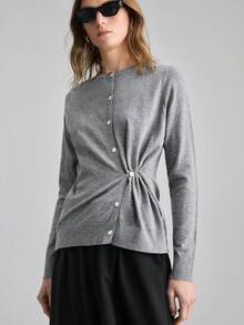 Ontre Áo khoác cardigan nữ 2026ss màu xám nhạt, thoải mái, thoáng khí, chất liệu thân thiện với da, dáng ôm, vai hơi trễ, tay dài, thiết kế cài nút phía trước, cổ áo bất đối xứng, phong cách thời trang đô thị hiện đại, trang phục công sở thường ngày, phong cách cổ điển tinh tế, phù hợp cho người đi làm, đi du lịch biển, dự đám cưới ở Trung Đông, cảm giác sang trọng tối giản, áo cardigan nhẹ đa năng, thiết kế đặc biệt cho ngày Valentine, cao cấp, thanh lịch, trang phục du lịch cổ điển cho khách dự đám cưới. - Xám - Xem 5