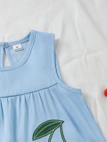 SHEIN Genkimix Kids 两件套女童无袖短裤套装，浅蓝色牛仔面料，饰有3D樱桃刺绣，甜美清新的泡泡裙短裤。适合夏季室内休闲穿着，可爱樱桃无袖上衣和短裤套装。 - 藍色 - 查看 8