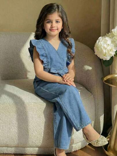 年轻女孩优雅休闲荷叶边蓝色牛仔宽松连体裤，舒适柔软，适合春夏穿着，复古/海滩/海边/优雅毕业季服装，休闲女式连体裤，夏季度假服装，春季服装，女士海滩服装，女士度假服装，情人节服装