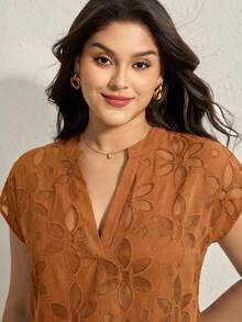 Comfylo Blouse à manches courtes col V avec broderie florale pour femmes grandes tailles - Tabac - Voir 4